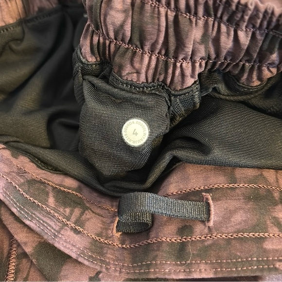 Lululemon Hotty Hot Short || *2.5" ,  sz : 4 - Picture 9 of 9